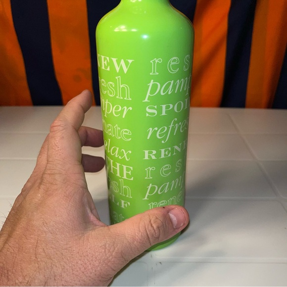 New with tag aluminum water bottle present company all over print green - Picture 5 of 7